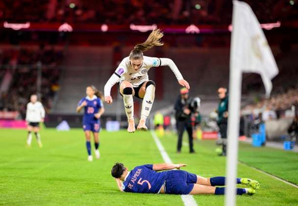 Jule BRAND (GER) springt über Elisa De Almeida (FRA), Aktion, Zweikampf, Fussball UEFA Women s Nations League, Halbfinale Hinspiel, Deutschland (GER) - Frankreich (FRA)1:0, am 24.10.2025 in Düsseldorf Deutschland. Merkur Spiel Arena