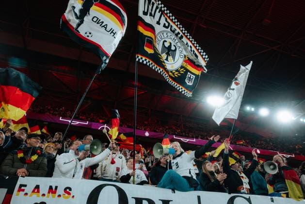 24.10.25, Frauen, Fussball, UEFA Womens Nations League, Halbfinale, Saison 2025, Deutschland - Frankreich Fankurve von Deutschland auf der Tribüne mit Schildern und Fahnen Jubel über den Sieg Düsseldorf MERKUR SPIEL-ARENA NRW Deutschland