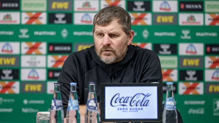 Steffen Baumgart (Trainer, 1. FC Union Berlin) während der Pressekonferenz, Portrait, Nahaufnahme, Einzelfoto, Einzelbild, DIE DFL-RICHTLINIEN UNTERSAGEN JEGLICHE NUTZUNG VON FOTOS ALS SEQUENZBILDER UND ODER VIDEOA?HNLICHE FOTOSTRECKEN. DFL REGULATIONS PROHIBIT ANY USE OF PHOTOGRAPHS AS IMAGE SEQUENCES AND OR QUASI-VIDEO., 24.10.2025, Bremen (Deutschland), Fussball, Bundesliga, SV Werder Bremen - 1. FC Union Berlin