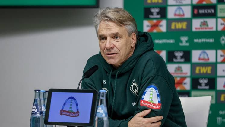 Horst Steffen (Trainer, Cheftrainer, SV Werder Bremen) während der Pressekonferenz, Portrait, Nahaufnahme, Einzelfoto, Einzelbild, DIE DFL-RICHTLINIEN UNTERSAGEN JEGLICHE NUTZUNG VON FOTOS ALS SEQUENZBILDER UND ODER VIDEOA?HNLICHE FOTOSTRECKEN. DFL REGULATIONS PROHIBIT ANY USE OF PHOTOGRAPHS AS IMAGE SEQUENCES AND OR QUASI-VIDEO., 24.10.2025, Bremen (Deutschland), Fussball, Bundesliga, SV Werder Bremen - 1. FC Union Berlin