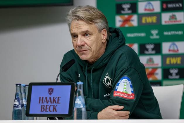Horst Steffen (Trainer, Cheftrainer, SV Werder Bremen) während der Pressekonferenz, Portrait, Nahaufnahme, Einzelfoto, Einzelbild, DIE DFL-RICHTLINIEN UNTERSAGEN JEGLICHE NUTZUNG VON FOTOS ALS SEQUENZBILDER UND ODER VIDEOA?HNLICHE FOTOSTRECKEN. DFL REGULATIONS PROHIBIT ANY USE OF PHOTOGRAPHS AS IMAGE SEQUENCES AND OR QUASI-VIDEO., 24.10.2025, Bremen (Deutschland), Fussball, Bundesliga, SV Werder Bremen - 1. FC Union Berlin