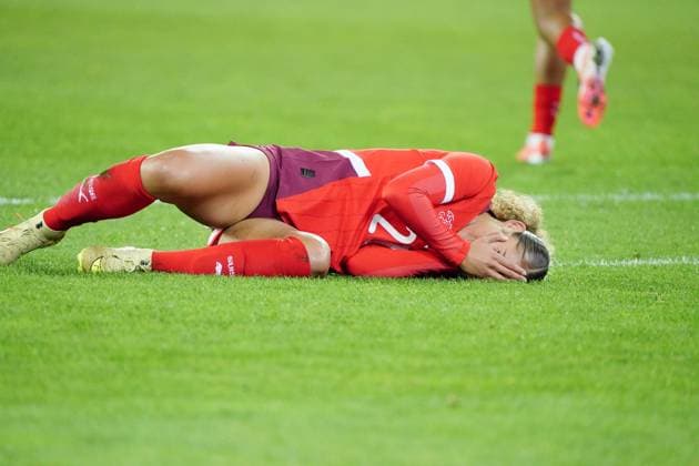 24.10.2025 Luzern Schweiz. Frauen Laenderspiel ,Testspiel Saison 2025 2026 Schweiz-Kanada. 1:0 Bild : Torschuetzin Alayah Polgrim (SUI) verletzt am Boden Aktion Einzelbild