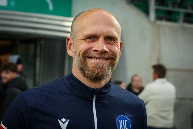Torwart-Trainer Markus Miller (Karlsruher SC) lacht, SpVgg Greuther Fuerth vs. Karlsruher SC, Fussball, Maenner, DFL, 2. Bundesliga, Saison 2025 2026, Sportpark Ronhof Thomas Sommer, 10. Spieltag, 24.10.2025 Fuerth Bayern Deutschland Copyright: xkolbert-press MartinxAgüerax
