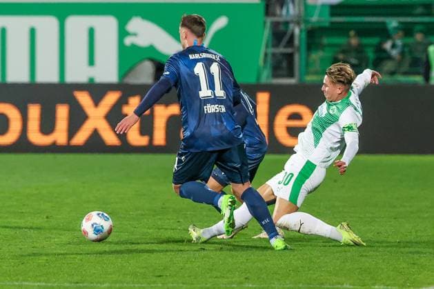 Felix Klaus 30 (Spvgg Greuther Fuerth), rechts, graetscht den Ball vor Philipp Foerster 11 (Karlsruher SC) weg, SpVgg Greuther Fuerth vs. Karlsruher SC, Fussball, Maenner, DFL, 2. Bundesliga, Saison 2025 2026, Sportpark Ronhof Thomas Sommer, 10. Spieltag, 24.10.2025 Fuerth Bayern Deutschland Copyright: xkolbert-press MartinxAgüerax