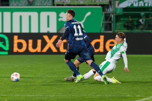 Felix Klaus 30 (Spvgg Greuther Fuerth), rechts, graetscht den Ball vor Philipp Foerster 11 (Karlsruher SC) weg, SpVgg Greuther Fuerth vs. Karlsruher SC, Fussball, Maenner, DFL, 2. Bundesliga, Saison 2025 2026, Sportpark Ronhof Thomas Sommer, 10. Spieltag, 24.10.2025 Fuerth Bayern Deutschland Copyright: xkolbert-press MartinxAgüerax