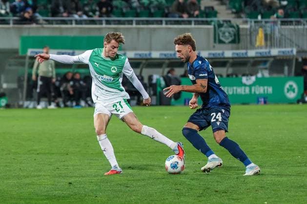 Luca Itter 27 (Spvgg Greuther Fuerth) spielt einen Ball vor Fabian Schleusener 24 (Karlsruher SC) weg, SpVgg Greuther Fuerth vs. Karlsruher SC, Fussball, Maenner, DFL, 2. Bundesliga, Saison 2025 2026, Sportpark Ronhof Thomas Sommer, 10. Spieltag, 24.10.2025 Fuerth Bayern Deutschland Copyright: xkolbert-press MartinxAgüerax