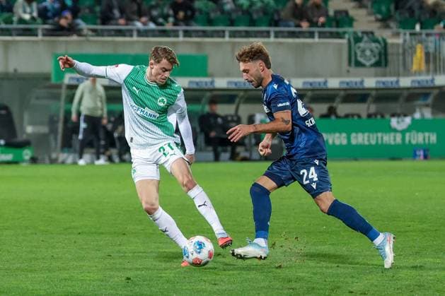 Luca Itter 27 (Spvgg Greuther Fuerth) spielt einen Ball vor Fabian Schleusener 24 (Karlsruher SC) weg, SpVgg Greuther Fuerth vs. Karlsruher SC, Fussball, Maenner, DFL, 2. Bundesliga, Saison 2025 2026, Sportpark Ronhof Thomas Sommer, 10. Spieltag, 24.10.2025 Fuerth Bayern Deutschland Copyright: xkolbert-press MartinxAgüerax