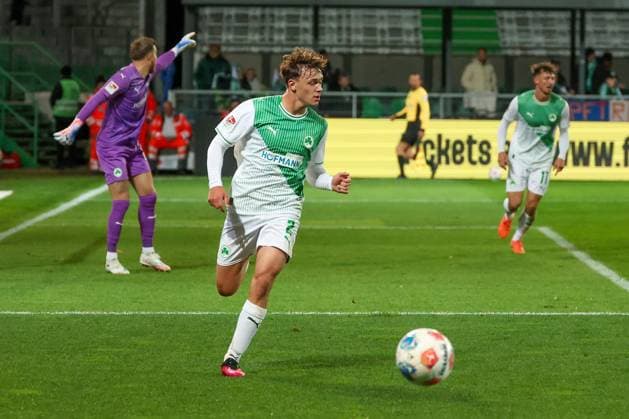 Lukas Reich 2 (Spvgg Greuther Fuerth) in Aktion, dahinter gestikuliert Pelle Boevink 26 (Spvgg Greuther Fuerth), SpVgg Greuther Fuerth vs. Karlsruher SC, Fussball, Maenner, DFL, 2. Bundesliga, Saison 2025 2026, Sportpark Ronhof Thomas Sommer, 10. Spieltag, 24.10.2025 Fuerth Bayern Deutschland