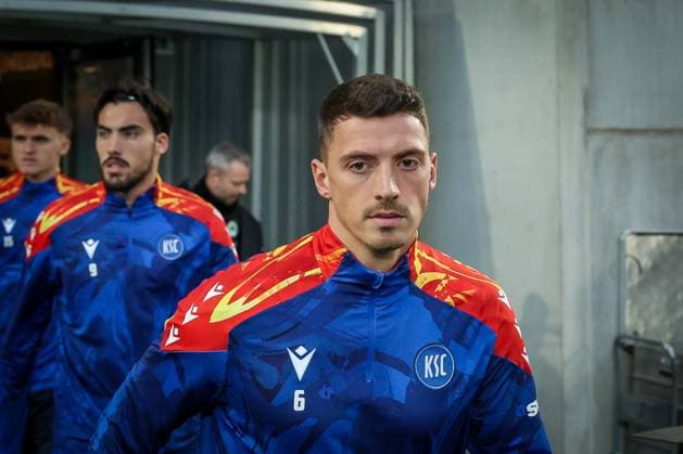 Nicolai Rapp 6 (Karlsruher SC), dahinter Roko Simic 9 (Karlsruher SC), SpVgg Greuther Fuerth vs. Karlsruher SC, Fussball, Maenner, DFL, 2. Bundesliga, Saison 2025 2026, Sportpark Ronhof Thomas Sommer, 10. Spieltag, 24.10.2025 Fuerth Bayern Deutschland