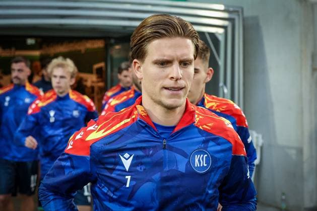 Dzenis Burnic 7 (Karlsruher SC), SpVgg Greuther Fuerth vs. Karlsruher SC, Fussball, Maenner, DFL, 2. Bundesliga, Saison 2025 2026, Sportpark Ronhof Thomas Sommer, 10. Spieltag, 24.10.2025 Fuerth Bayern Deutschland