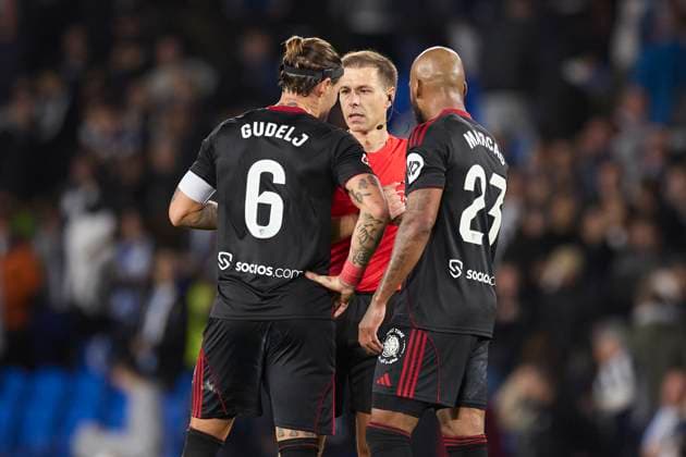 October 24, 2025, San Sebastian, Guipuzcoa, SPAIN: Nemanja Gudelj and Marcos do Nascimento Teixeira Marcao of Sevilla FC protest to Adrian Cordero Vega during the LaLiga EA Sports match between Real Sociedad and Sevilla FC at Anoeta on October 24, 2025, in San Sebastian, Spain. San Sebastian SPAIN - ZUMAa181 20251024_zaa_a181_098 Copyright: xRicardoxLarreinax
