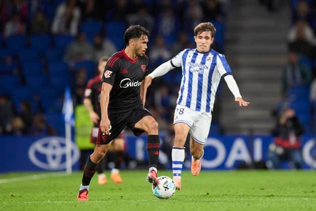 October 24, 2025, San Sebastian, Guipuzcoa, SPAIN: Gabriel Suazo of Sevilla FC competes for the ball with Pablo Marin of Real Sociedad during the LaLiga EA Sports match between Real Sociedad and Sevilla FC at Anoeta on October 24, 2025, in San Sebastian, Spain. San Sebastian SPAIN - ZUMAa181 20251024_zaa_a181_099 Copyright: xRicardoxLarreinax