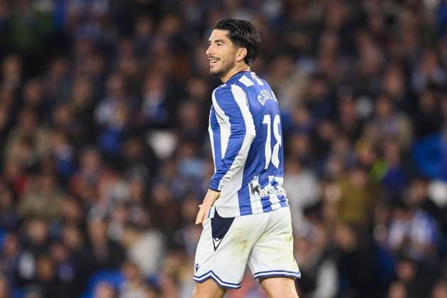 October 24, 2025, San Sebastian, Guipuzcoa, SPAIN: Carlos Soler of Real Sociedad looks on during the LaLiga EA Sports match between Real Sociedad and Sevilla FC at Anoeta on October 24, 2025, in San Sebastian, Spain. San Sebastian SPAIN - ZUMAa181 20251024_zaa_a181_104 Copyright: xRicardoxLarreinax
