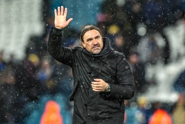 Premier League Leeds United v West Ham United Daniel Farke manager of Leeds United waves to the fans after the game during the Premier League match Leeds United vs West Ham United at Elland Road, Leeds, United Kingdom, 24th October 2025 (Photo by Mark Cosgrove News Images) Leeds Elland Road West Yorkshire United Kingdom Copyright: xMarkxCosgrove NewsxImagesx