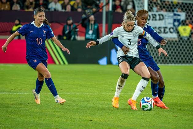 24.10.2025, xkkux, Fußball, UEFA Women s Nations League Halbfinale, Saison 2025 2026, Länderspiel Hinspiel in der MERKUR SPIEL-ARENA Düsseldorf, Kathrin Hendrich (GER 03) im Zweikampf gegen Kelly Gago (FRA 15) Nordrhein-Westfalen Deutschland