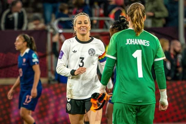 24.10.2025, xkkux, Fußball, UEFA Women s Nations League Halbfinale, Saison 2025 2026, Länderspiel Hinspiel in der MERKUR SPIEL-ARENA Düsseldorf, Abschlussjubel nach dem 1:0 Sieg der deutschen Frauen gegen Frankreich. Kathrin Hendrich (GER 03) Nordrhein-Westfalen Deutschland