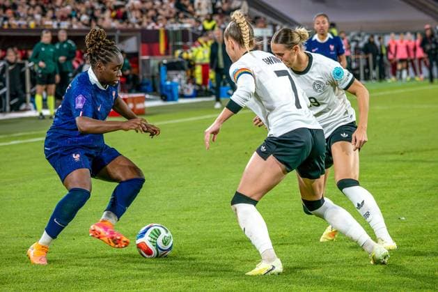 24.10.2025, xkkux, Fußball, UEFA Women s Nations League Halbfinale, Saison 2025 2026, Länderspiel Hinspiel in der MERKUR SPIEL-ARENA Düsseldorf, Sandy Baltimore (FRA 17) im Zweikampf gegen Giulia Gwinn (GER 07) Klara Bühl (GER 19) Nordrhein-Westfalen Deutschland