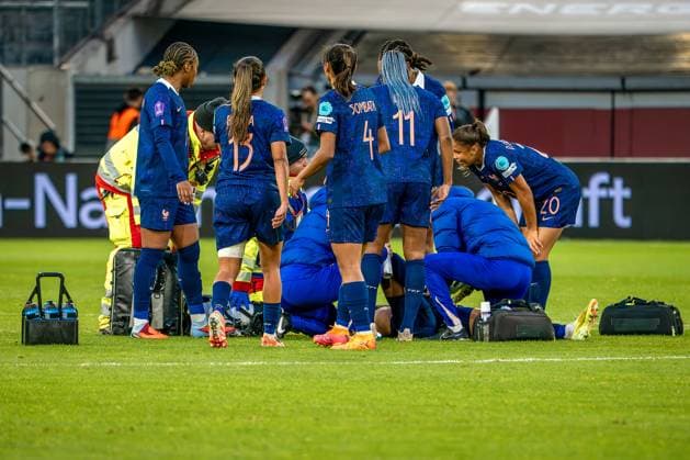 24.10.2025, xkkux, Fußball, UEFA Women s Nations League Halbfinale, Saison 2025 2026, Länderspiel Hinspiel in der MERKUR SPIEL-ARENA Düsseldorf, Notfallsanitäter müssen eine französische Spielerin medizinisch behandeln Nordrhein-Westfalen Deutschland