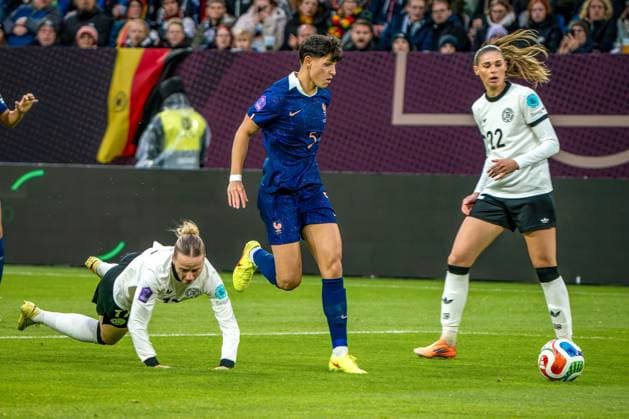24.10.2025, xkkux, Fußball, UEFA Women s Nations League Halbfinale, Saison 2025 2026, Länderspiel Hinspiel in der MERKUR SPIEL-ARENA Düsseldorf, Klara Bühl Buehl (GER) im Zweikampf gegen Elisa De Almeida (FRA 05) neben Jule Brand (GER 22) Nordrhein-Westfalen Deutschland
