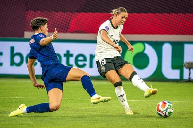 24.10.2025, xkkux, Fußball, UEFA Women s Nations League Halbfinale, Saison 2025 2026, Länderspiel Hinspiel in der MERKUR SPIEL-ARENA Düsseldorf, Elisa De Almeida (FRA 05) im Zweikampf gegen Klara Bühl (GER 19) Nordrhein-Westfalen Deutschland