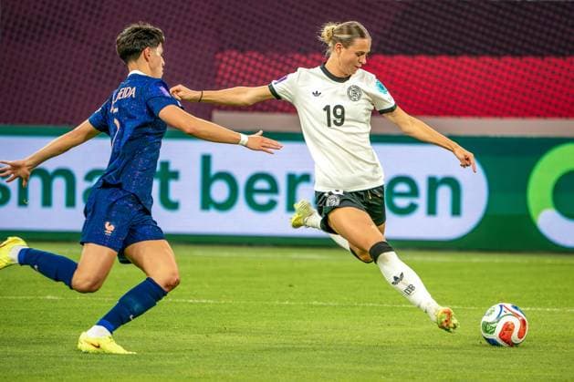 24.10.2025, xkkux, Fußball, UEFA Women s Nations League Halbfinale, Saison 2025 2026, Länderspiel Hinspiel in der MERKUR SPIEL-ARENA Düsseldorf, Elisa De Almeida (FRA 05) im Zweikampf gegen Klara Bühl (GER 19) Nordrhein-Westfalen Deutschland