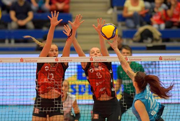 24.10.2025, Dresdens Jette Kuipers und Mette Pfeffer blocken Wiesbadens Jimena Gayoso, Volleyball, 1. Bundesliga, Dresdner SC - VC Wiesbaden, (c) Dresden
