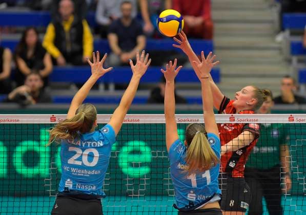 24.10.2025, Dresdens Jette Kuipers, vorn Hannah Clayton und Sanne Konijnenberg, Volleyball, 1. Bundesliga, Dresdner SC - VC Wiesbaden, (c) Dresden