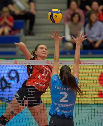 24.10.2025, Dresdens Marta Levinska, Wiesbadens Cayetana Lopez, Volleyball, 1. Bundesliga, Dresdner SC - VC Wiesbaden, (c) Dresden