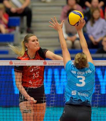 24.10.2025, Dresdens Marta Levinska schmettert gegen Pleun van der Pijl, Volleyball, 1. Bundesliga, Dresdner SC - VC Wiesbaden, (c) Dresden
