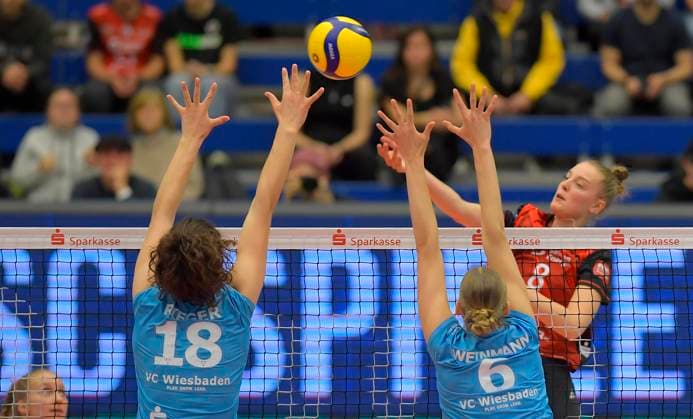 24.10.2025, Dresdens Jette Kuipers, vorn Wiesbadens Marlene Rieger und Hanna Weinmann, Volleyball, 1. Bundesliga, Dresdner SC - VC Wiesbaden, (c) Dresden