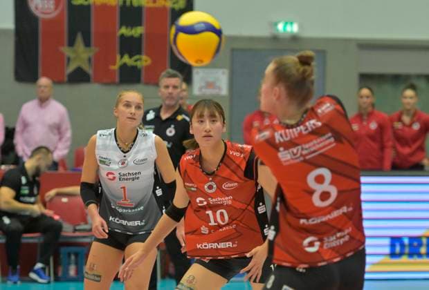 24.10.2025, Dresdens Jette Kuipers nimmt an, Patricia Nestler und Miku Akimoto beobachten, Volleyball, 1. Bundesliga, Dresdner SC - VC Wiesbaden, (c) Dresden
