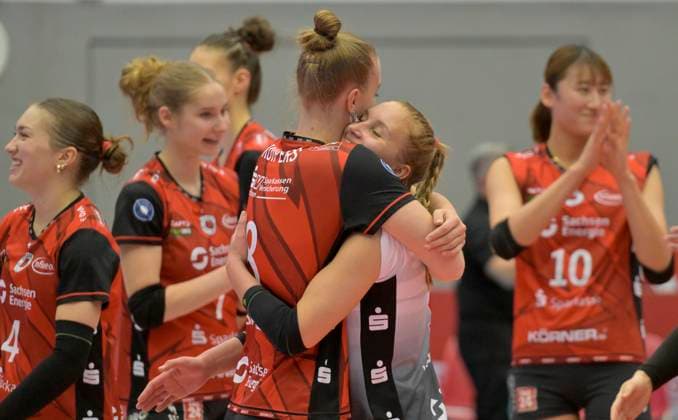 24.10.2025, Jette Kuipers und Patricia Nestler umarmen sich nach dem Sieg, rechts Miku Akimoto, Volleyball, 1. Bundesliga, Dresdner SC - VC Wiesbaden, (c) Dresden