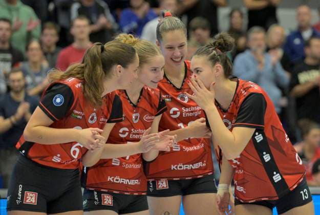 24.10.2025, Dresdens Amelia van der Werff, Teresa Ziegenbalg, Mette Pfeffer und Florentine Rosemann haben sich nach dem Sieg was zu erzählen, Volleyball, 1. Bundesliga, Dresdner SC - VC Wiesbaden, (c) Dresden