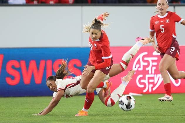 Schweiz - Kanada Olivia Smith gegen Viola Calligaris U16 Schweiz - Montenegro 24.10.2025 Swissporarena Luzern, SCHWEIZ, Saison 2025 2026 Frauen Fussball Laenderspiel Nationalmannschaft Schweiz - Kanada Olivia Smith (li,Kanada) gegen Viola Calligaris (Schweiz)