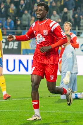 Regionalliga Nordost -Saison 25 26 Hallescher FC vs. 1.FC Lok Leipzig Halle, Deutschland 24.Oktober 2025: Im Bild:Bocar Baro (Halle) macht das Tor zum 1:0 Halle Saale Leuna Chemie Stadion Sachsen-Anhalt Deutschland