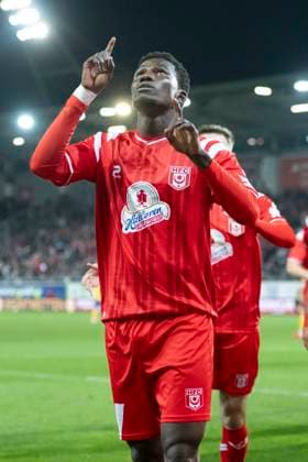 Regionalliga Nordost -Saison 25 26 Hallescher FC vs. 1.FC Lok Leipzig Halle, Deutschland 24.Oktober 2025: Im Bild:Bocar Baro (Halle) macht das Tor zum 1:0 Halle Saale Leuna Chemie Stadion Sachsen-Anhalt Deutschland