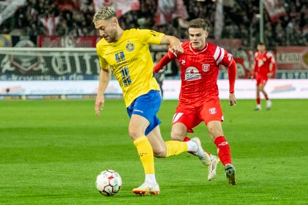 Regionalliga Nordost -Saison 25 26 Hallescher FC vs. 1.FC Lok Leipzig Halle, Deutschland 24.Oktober 2025: Im Bild:David Grözinger Groezinger (Leipzig) und Fabrice Hartmann (Halle) Halle Saale Leuna Chemie Stadion Sachsen-Anhalt Deutschland