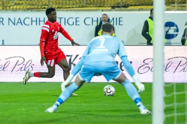 Regionalliga Nordost -Saison 25 26 Hallescher FC vs. 1.FC Lok Leipzig Halle, Deutschland 24.Oktober 2025: Im Bild: Bocar Baro (Halle) und Torhueter Andreas Naumann (Leipzig) Halle Saale Leuna Chemie Stadion Sachsen-Anhalt Deutschland