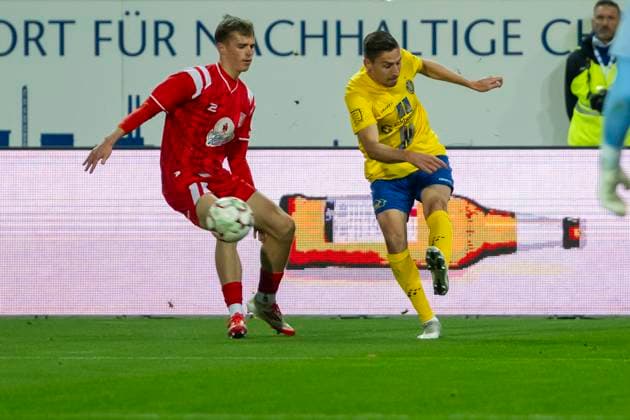 Regionalliga Nordost -Saison 25 26 Hallescher FC vs. 1.FC Lok Leipzig Halle, Deutschland 24.Oktober 2025: Im Bild:v.li.Felix Langhammer (Halle) und Alexander Siebeck (Leipzig) Halle Saale Leuna Chemie Stadion Sachsen-Anhalt Deutschland