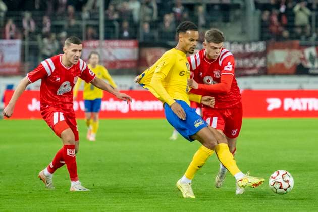 Regionalliga Nordost -Saison 25 26 Hallescher FC vs. 1.FC Lok Leipzig Halle, Deutschland 24.Oktober 2025: Im Bild:v.li.Marius Hauptmann (Halle), Ayodele Adetula (Leipzig) und Fabrice Hartmann (Halle) Halle Saale Leuna Chemie Stadion Sachsen-Anhalt Deutschland