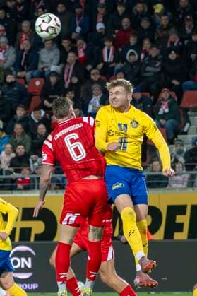 Regionalliga Nordost -Saison 25 26 Hallescher FC vs. 1.FC Lok Leipzig Halle, Deutschland 24.Oktober 2025: Im Bild:v. li. im Zweikampf Jan Löhmannsröben Loehmannsroeben (Halle) und Stefan Maderer (Leipzig) Halle Saale Leuna Chemie Stadion Sachsen-Anhalt Deutschland