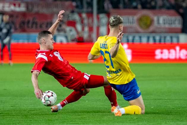 Regionalliga Nordost -Saison 25 26 Hallescher FC vs. 1.FC Lok Leipzig Halle, Deutschland 24.Oktober 2025: Im Bild:v. li. im Zweikampf Marius Hauptmann (Halle) und David Grözinger Groezinger (Leipzig) Halle Saale Leuna Chemie Stadion Sachsen-Anhalt Deutschland