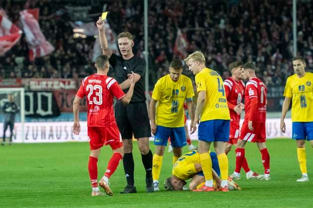 Regionalliga Nordost -Saison 25 26 Hallescher FC vs. 1.FC Lok Leipzig Halle, Deutschland 24.Oktober 2025: Im Bild:v.li.Marius Hauptmann (Halle) und Schiedsrichter Marvin Tennes Gelb, gelbe Karte, Halle Saale Leuna Chemie Stadion Sachsen-Anhalt Deutschland