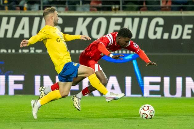 Regionalliga Nordost -Saison 25 26 Hallescher FC vs. 1.FC Lok Leipzig Halle, Deutschland 24.Oktober 2025: Im Bild:v.li.Tobias Dombrowa (Leipzig) und Bocar Baro (Halle) Halle Saale Leuna Chemie Stadion Sachsen-Anhalt Deutschland