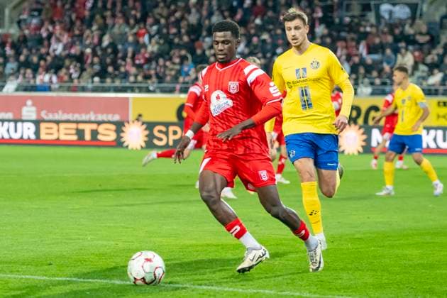 Regionalliga Nordost -Saison 25 26 Hallescher FC vs. 1.FC Lok Leipzig Halle, Deutschland 24.Oktober 2025: Im Bild:v.li.Bocar Baro (Halle) und Alexander Siebeck (Leipzig) Halle Saale Leuna Chemie Stadion Sachsen-Anhalt Deutschland
