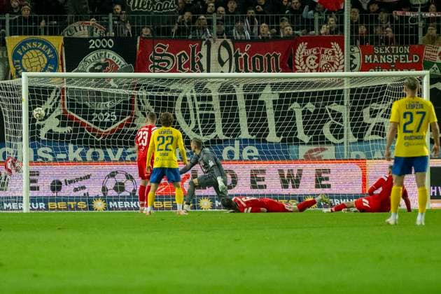 Regionalliga Nordost -Saison 25 26 Hallescher FC vs. 1.FC Lok Leipzig Halle, Deutschland 24.Oktober 2025: Im Bild:v.li.Marius Hauptmann (Halle),Dorian Cevis (Leipzig) und Torhueter Sven Müller Mueller (Halle),Ayodele Adetula (Leipzig) macht das Tor zum 3:2 Halle Saale Leuna Chemie Stadion Sachsen-Anhalt Deutschland
