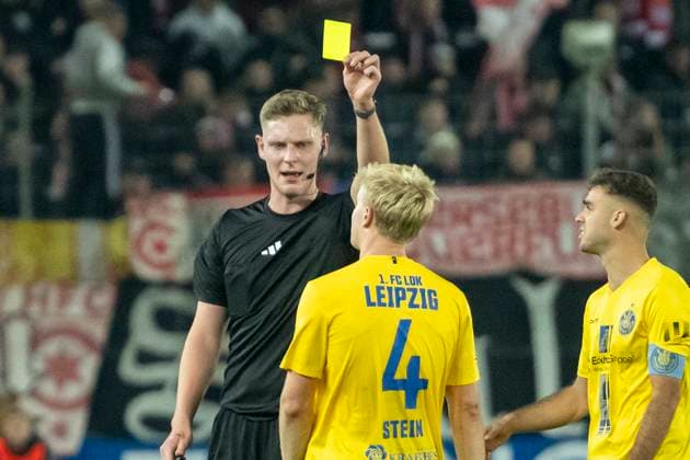 Regionalliga Nordost -Saison 25 26 Hallescher FC vs. 1.FC Lok Leipzig Halle, Deutschland 24.Oktober 2025: Im Bild:v.li.Schiedsrichter Marvin Tennes und Jan Stein (Leipzig) Gelb, gelbe Karte, Halle Saale Leuna Chemie Stadion Sachsen-Anhalt Deutschland