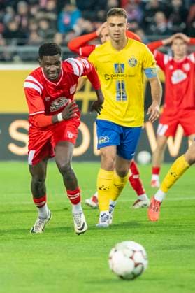 Regionalliga Nordost -Saison 25 26 Hallescher FC vs. 1.FC Lok Leipzig Halle, Deutschland 24.Oktober 2025: Im Bild:v.li.Bocar Baro (Halle) und Farid Abderrahmane (Leipzig) Halle Saale Leuna Chemie Stadion Sachsen-Anhalt Deutschland