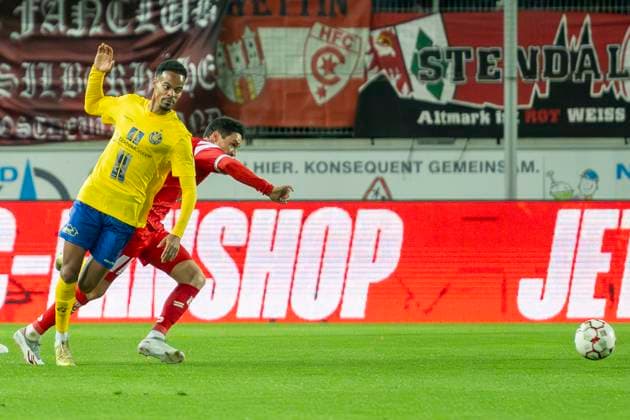 Regionalliga Nordost -Saison 25 26 Hallescher FC vs. 1.FC Lok Leipzig Halle, Deutschland 24.Oktober 2025: Im Bild:v. li. im Zweikampf Ayodele Adetula (Leipzig) und Niklas Landgraf (Halle) Halle Saale Leuna Chemie Stadion Sachsen-Anhalt Deutschland