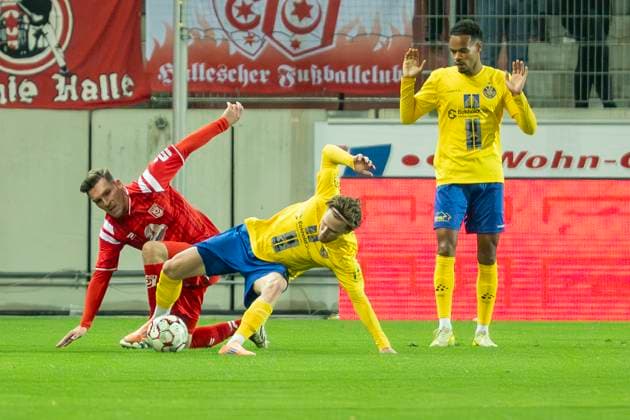 Regionalliga Nordost -Saison 25 26 Hallescher FC vs. 1.FC Lok Leipzig Halle, Deutschland 24.Oktober 2025: Im Bild:v. li. im Zweikampf Niclas Stierlin (Halle),Dorian Cevis (Leipzig) und Ayodele Adetula (Leipzig) Halle Saale Leuna Chemie Stadion Sachsen-Anhalt Deutschland